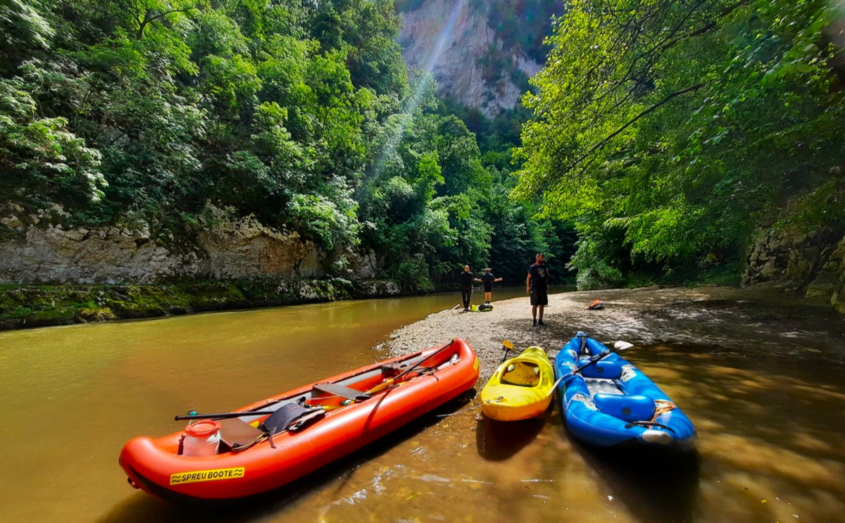 Canoe-Rafting on Dâmbovița river and hiking on Piatra Dragoslavelor ridge