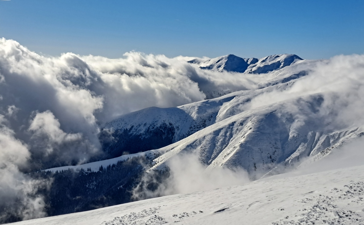 Winter trekking day in Iezer-Papusa Mountains